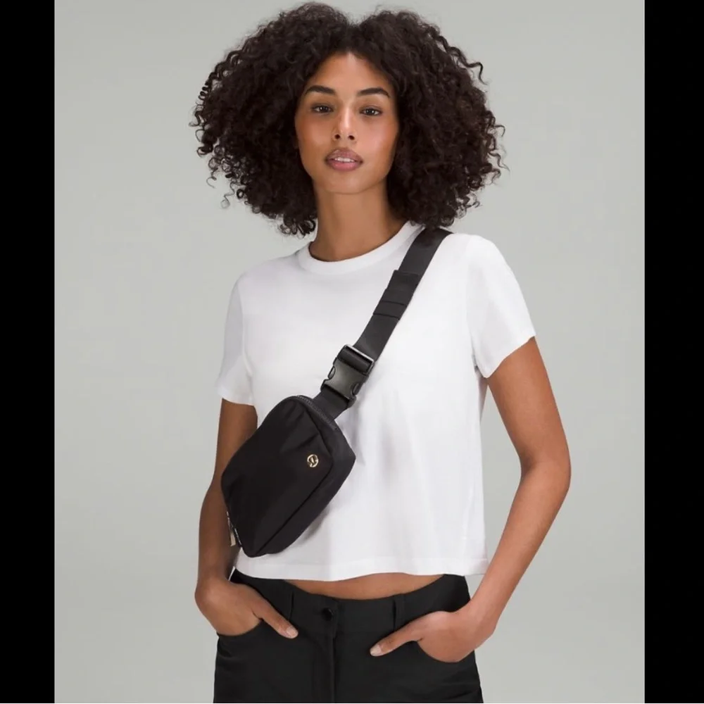 NWT NEW Rare Lululemon Everywhere Belt Bag  Black/Gold w/proof of purchase! - Picture 3 of 11